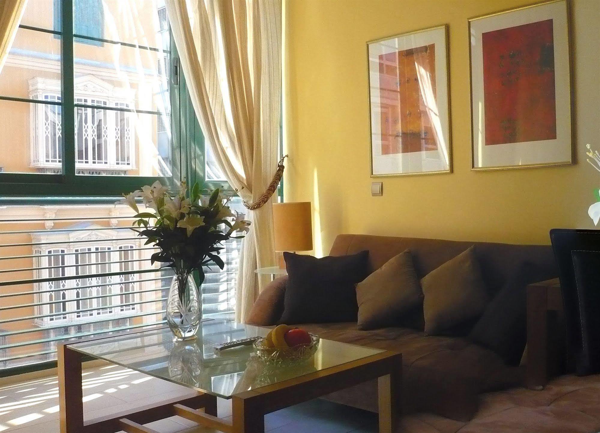 Apartamentos Suites Oficentro Málaga Kültér fotó