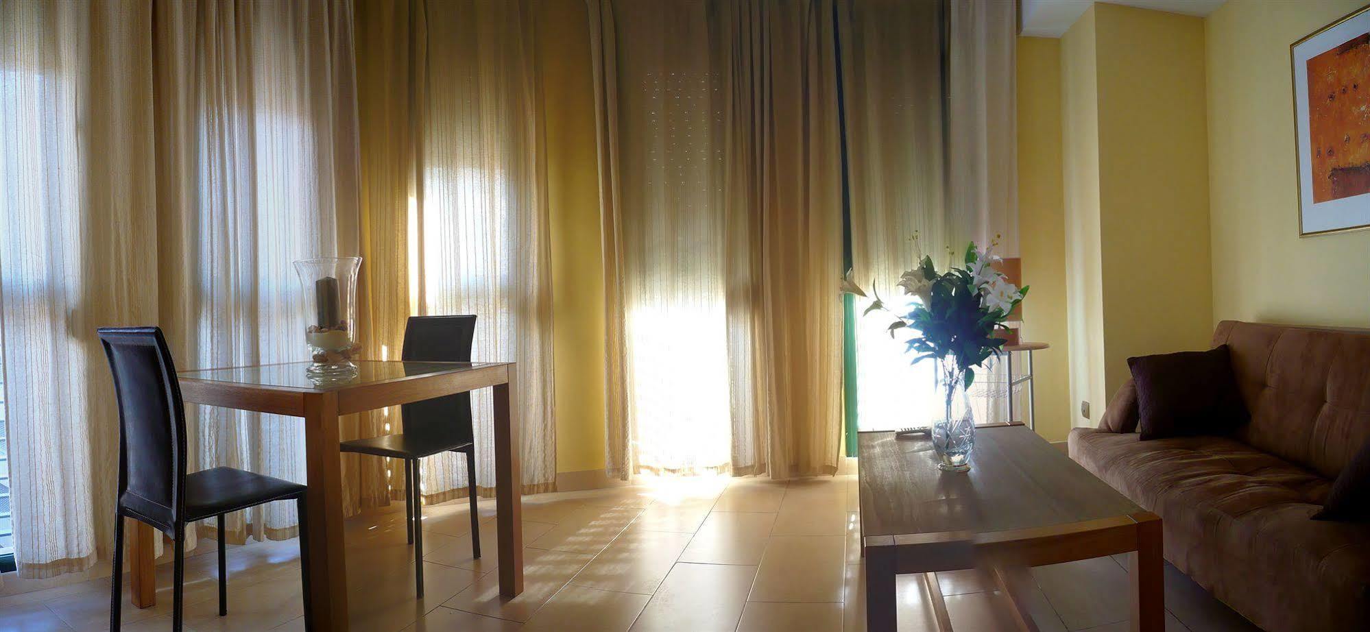 Apartamentos Suites Oficentro Málaga Kültér fotó